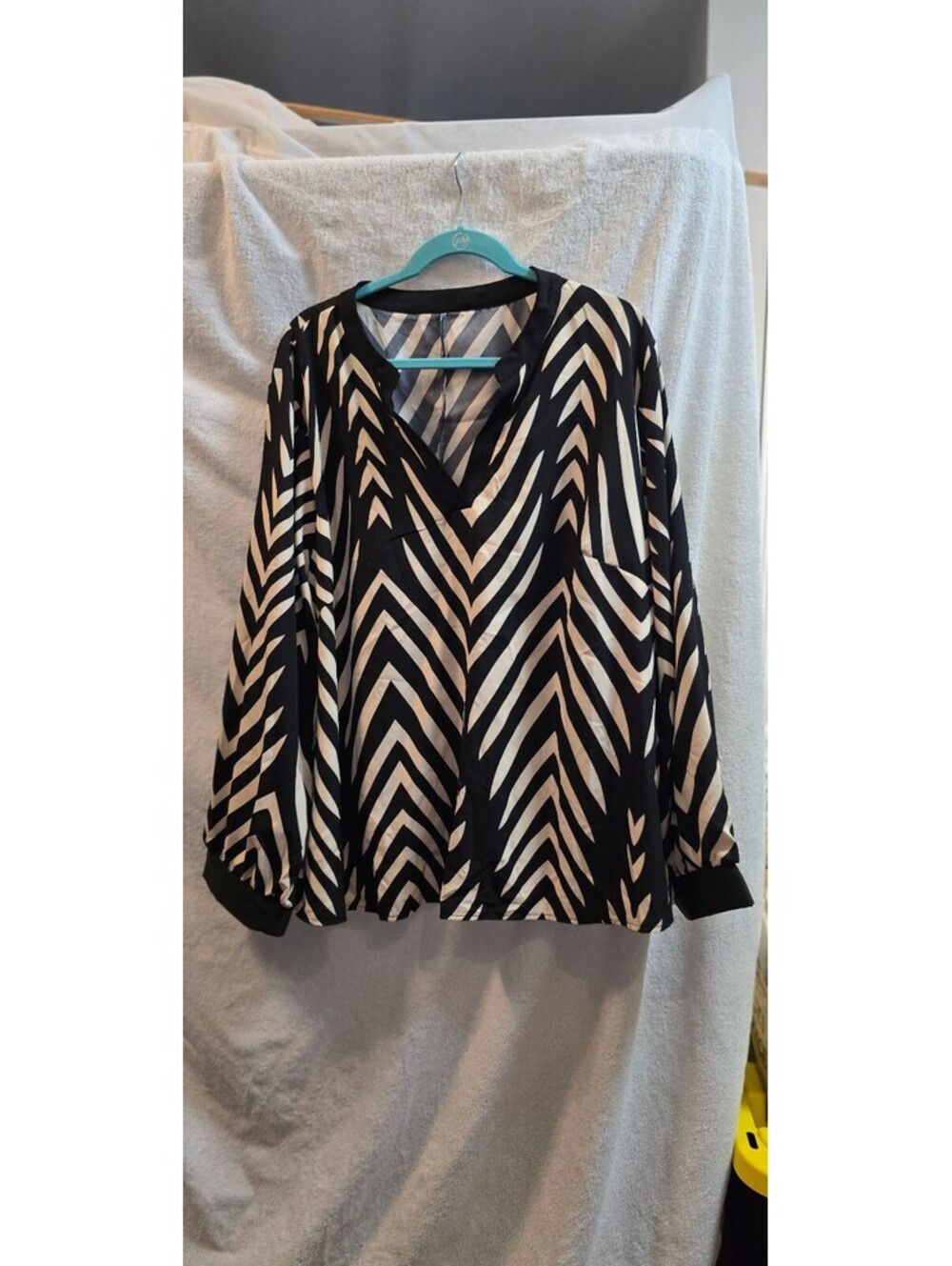 SHEIN 5XL (22-24) black and beige chevron V-neck blouse